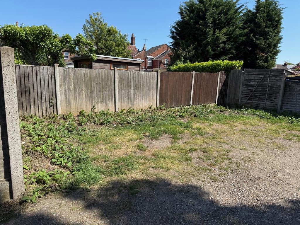 Lot: 116 - END-TERRACE HOUSE WITH PARKING - Parking arear to the rear of the property